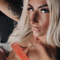 Webcam Model blondiluvsanal Videos
